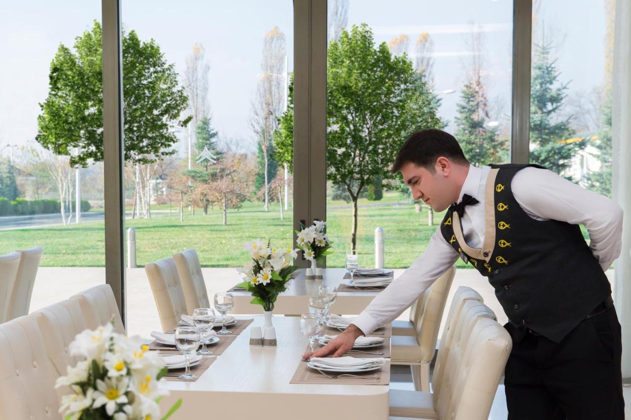 Gabala Garden Hotel Extérieur photo A restaurant's maître d'hôtel