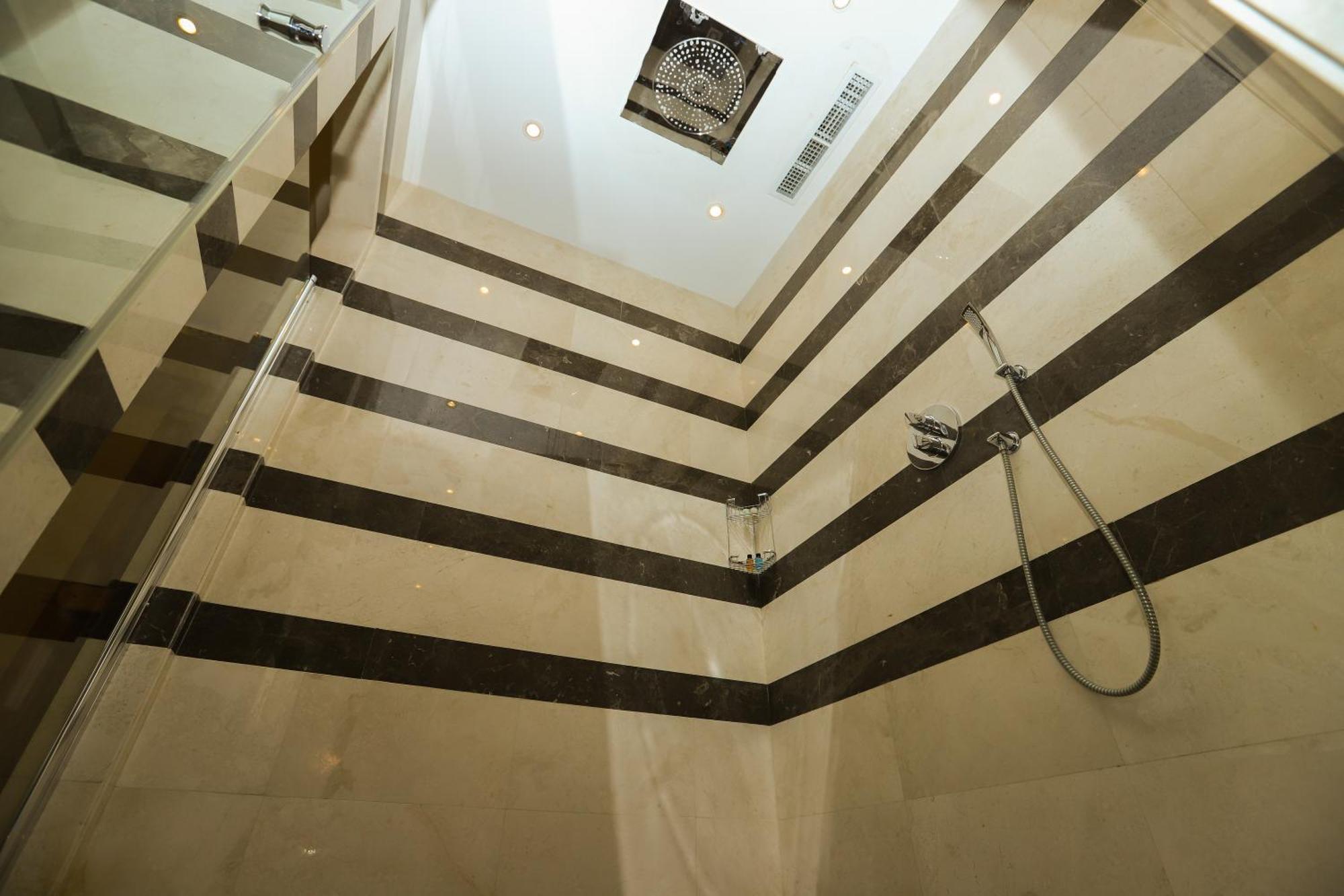Gabala Garden Hotel Extérieur photo A shower cubicle