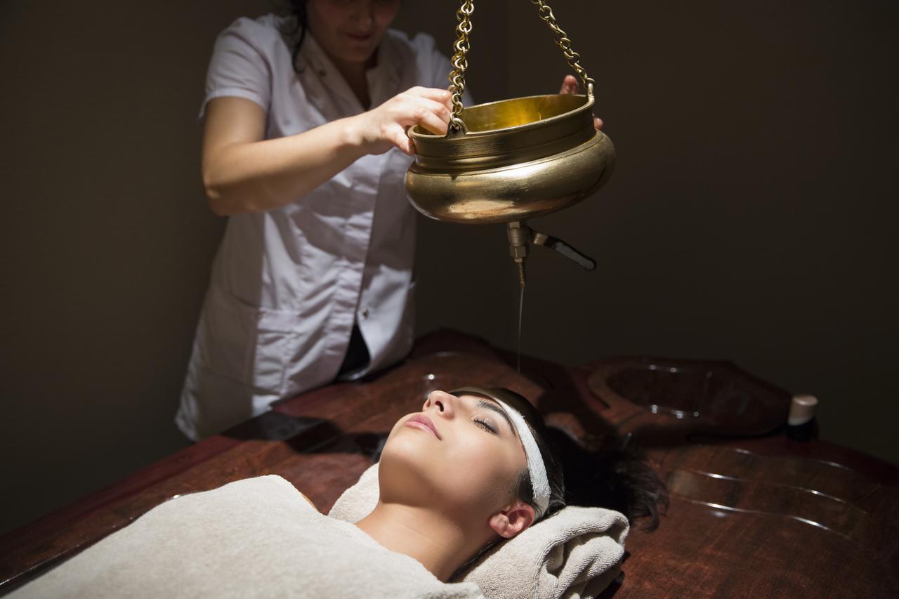 Gabala Garden Hotel Extérieur photo A woman receiving a head massage