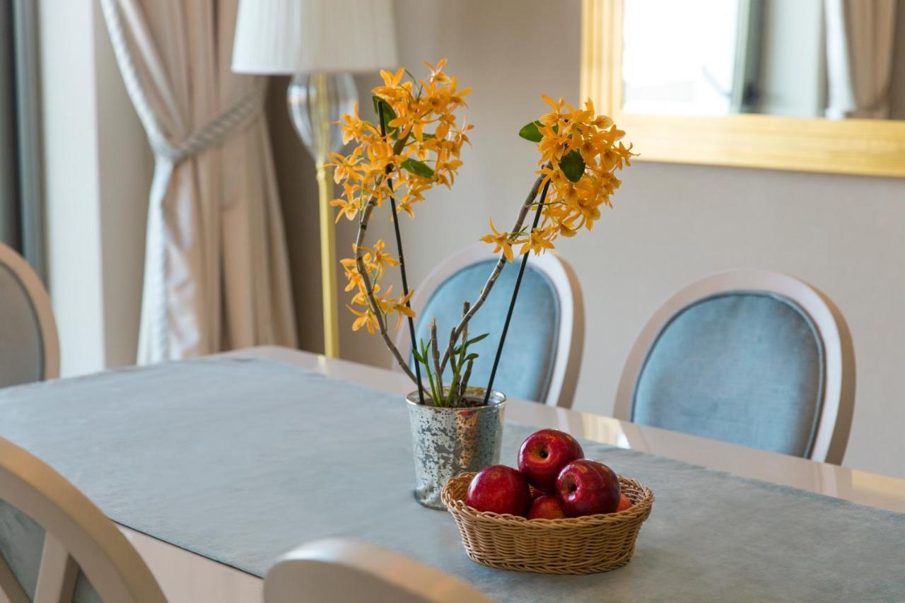Gabala Garden Hotel Extérieur photo A dining room table with a flower arrangement and fruit